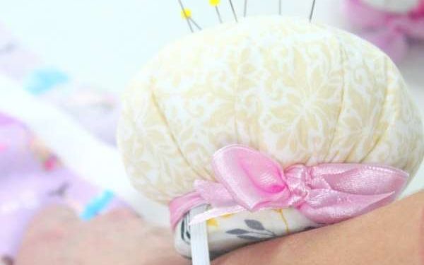 Straightforward Wrist Pincushion – DIY Tutorial – Stitching