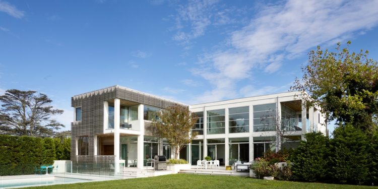 Tour a Glassy Coastal House in Atlantic Seashore, New York
