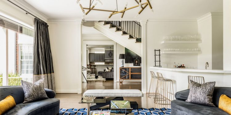 Tour a Seemingly Conventional Houston Dwelling The place Excessive-Distinction Design Guidelines