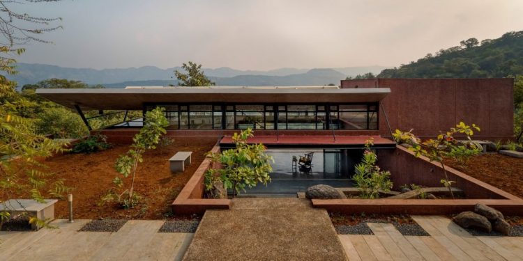 Curved roof tops weekend retreat close to Pune by Crimson Brick Studio