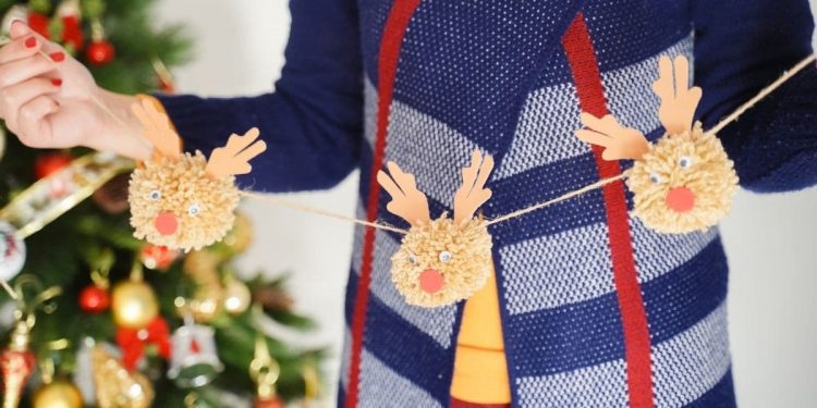 Cute DIY Pom Pom Reindeer Christmas Garland
