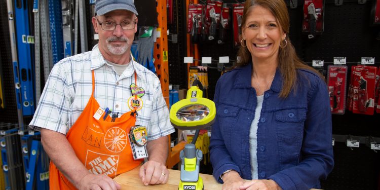 Ryobi’s Magnifying Glass Has Mild Clamps to Keep Put