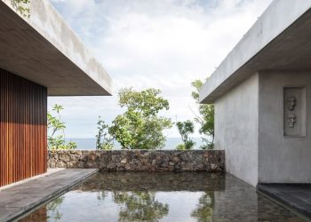Zozaya Arquitectos orients Mexican seaside home round reflecting pool