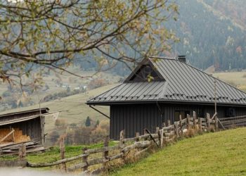 Conventional cabins inform Ukrainian mountain retreat by Sanina Arch Membership