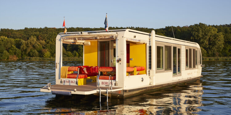 Shrinking Areas, Increasing Horizons: Navigating Tiny Dwelling in an Off-Grid Houseboat