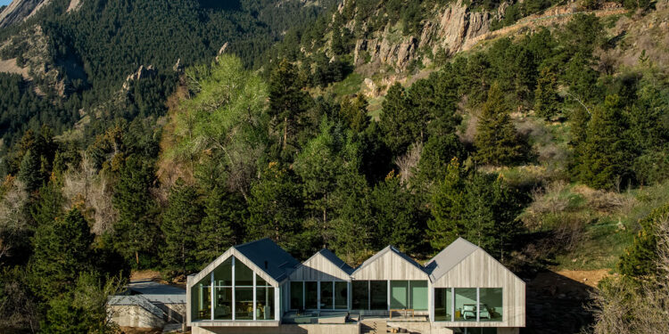 A Fashionable Colorado Mountain Home Impressed by Nordic Cabins